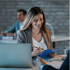 Mujer trabajando con documentos